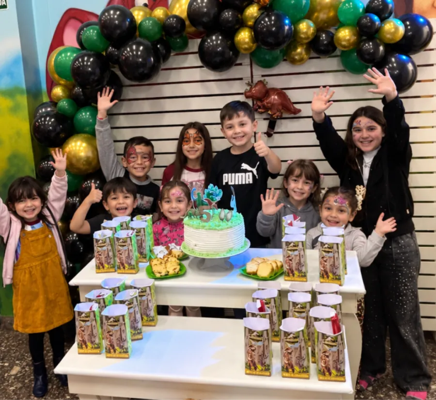 Cumpleaños de niños en Pie Grande con torta y mesa decorada