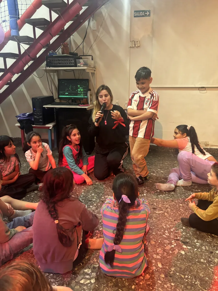 Nuestra animadora hoy, hablando con los chicos en el salón