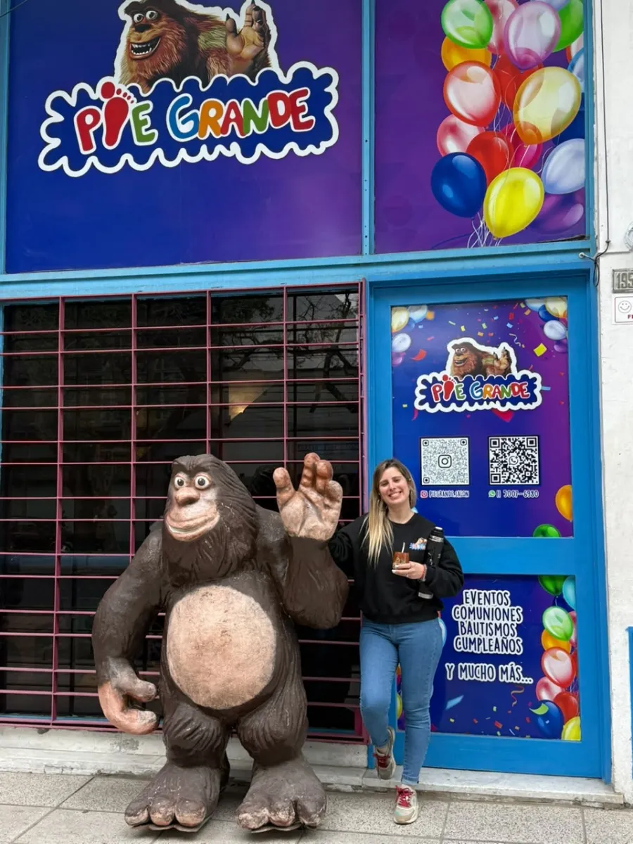 Jaz con mate y termo saludando en la puerta de Pie Grande